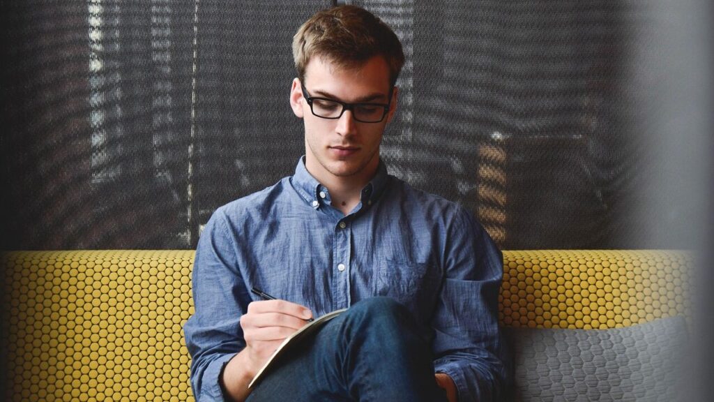 Coaching Person am Reflektieren über seine Zukunft und Entwicklung